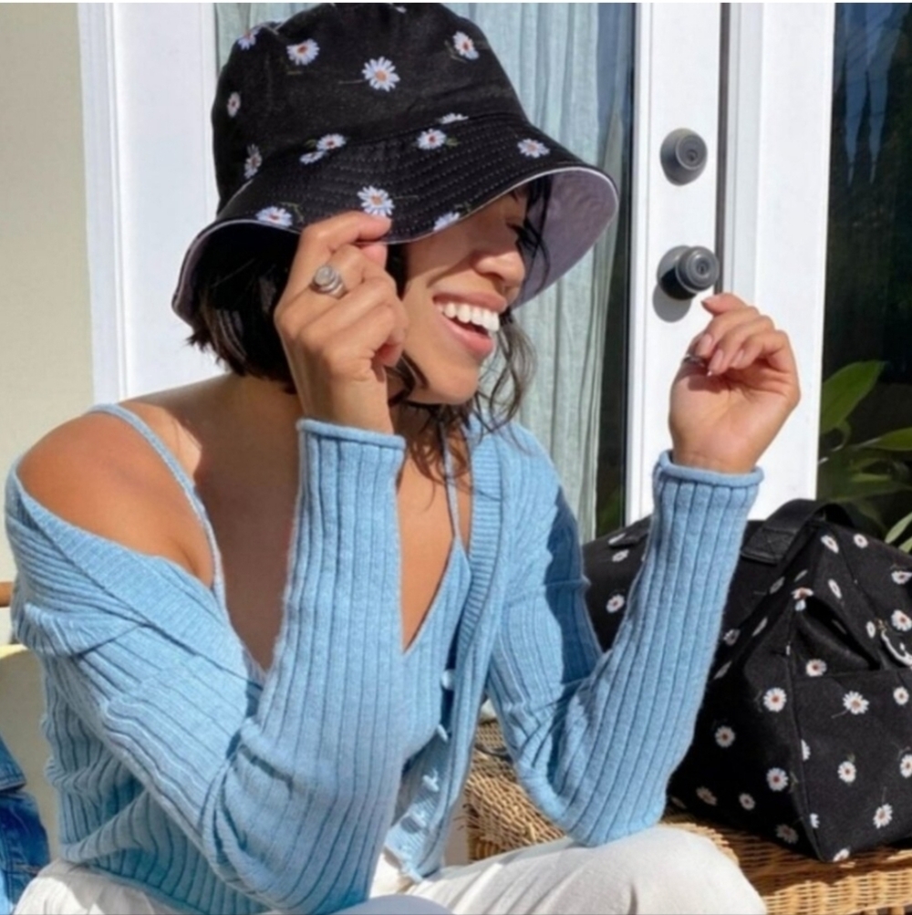 Alice + Olivia Reversible‎ Daisy Floral Print Bucket Hat One Size Black White